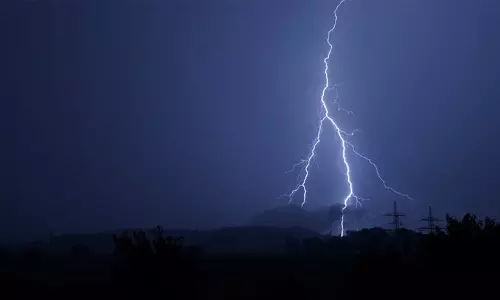 വടക്കുകിഴക്കൻ മൺസൂൺ സജീവമാകുന്നു; ഇടിമിന്നൽ ഭീഷണിയിൽ കേരളം