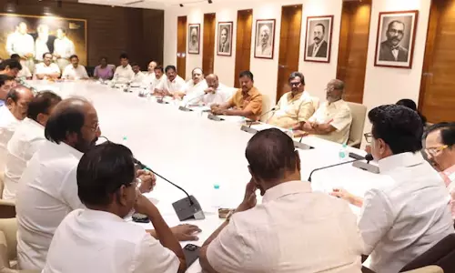 മുഖ്യ തെരഞ്ഞെടുപ്പ് കമ്മീഷണറെ പുറത്താക്കണം, ബാലറ്റ് പേപ്പർ മടക്കിക്കൊണ്ടുവരണം; ഡിഎംകെ എംപിമാർ രാഷ്ട്രപതിയെ കാണുന്നു