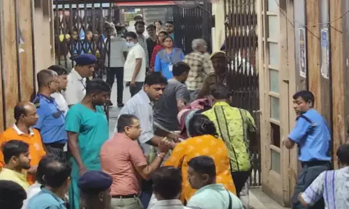 ഇടിമിന്നലും മഴയും; കൊൽക്കത്തയിൽ ദുർഗാപൂജാ പന്തലിൽ തിക്കിലും തിരക്കിലും പെട്ട് 17 പേർ മരിച്ചതായി റിപ്പോർട്ട്