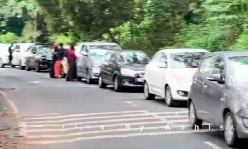 ശബരിമല അവലോകന യോഗത്തിന്റെ പേരിൽ തീർത്ഥാടകരെ തടഞ്ഞതിൽ പ്രതിഷേധം ശബരിമല അവലോകന യോഗത്തിന്റെ പേരിൽ തീർത്ഥാടകരെ തടഞ്ഞതിൽ പ്രതിഷേധം