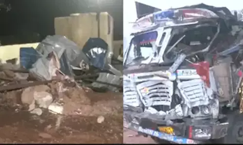 ക്ഷേത്രത്തിന് സമീപം ഭക്തരുടെ മേൽ ട്രക്ക് കയറിയിറങ്ങി 12 പേർക്ക് ദാരുണാന്ത്യം ക്ഷേത്രത്തിന് സമീപം ഭക്തരുടെ മേൽ ട്രക്ക് കയറിയിറങ്ങി 12 പേർക്ക് ദാരുണാന്ത്യം