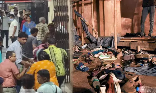 ‘എന്റെ മുന്നിലാണ് അമ്മ ജീവനറ്റുകിടന്നത്..ആളുകൾ ഒരു കൂന പോലെ കുമിഞ്ഞുകൂടി, പിഞ്ചുകുഞ്ഞുങ്ങളടക്കം പെട്ടുപോയിരുന്നു’; കൊൽക്കത്തയിലെ ദുരന്തത്തിന്റെ നടുക്കം മാറാതെ ദൃക്സാക്ഷികൾ