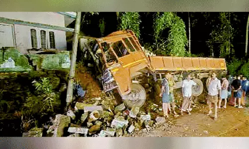 ലോറി മതിലിലിടിച്ച് അപകടം ലോറി മതിലിലിടിച്ച് അപകടം