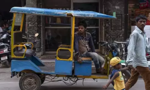 ഇ റിക്ഷകൾക്ക് നിയന്ത്രണം, നഗരത്തിൽ പരമാവധി 2.5 ലക്ഷം വരെ; ഡൽഹിയിൽ പുതിയ നയം പുറത്തിറക്കി സർക്കാർ