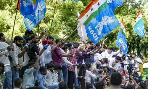 ഗ്യാനേഷ് കുമാറിന്റെ രാജി ആവശ്യപ്പെട്ട് എൻ.എസ്.യു.ഐയുടെ ‘ഹല്ലാബോൽ’ മാർച്ച് ഗ്യാനേഷ് കുമാറിന്റെ രാജി ആവശ്യപ്പെട്ട് എൻ.എസ്.യു.ഐയുടെ ‘ഹല്ലാബോൽ’ മാർച്ച്