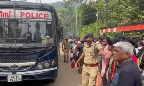 ശബരിമല തീർഥാടകർക്ക് യാത്രാ സൗകര്യമൊരുക്കി കേരള പൊലീസ്; റോഡ് പണി, താളംതെറ്റി കെ.എസ്.ആർ.ടി.സി സർവിസുകൾ ശബരിമല തീർഥാടകർക്ക് യാത്രാ സൗകര്യമൊരുക്കി കേരള പൊലീസ്; റോഡ് പണി, താളംതെറ്റി കെ.എസ്.ആർ.ടി.സി സർവിസുകൾ