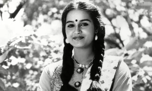 മോഹൻലാലിന്റെ നായികയായി തുടക്കം, അമരത്തിലെ ചന്ദ്രിക; പൂർത്തിയാകാതെ പോയ ചിത്രയുടെ സ്വപ്നങ്ങൾ മോഹൻലാലിന്റെ നായികയായി തുടക്കം, അമരത്തിലെ ചന്ദ്രിക; പൂർത്തിയാകാതെ പോയ ചിത്രയുടെ സ്വപ്നങ്ങൾ