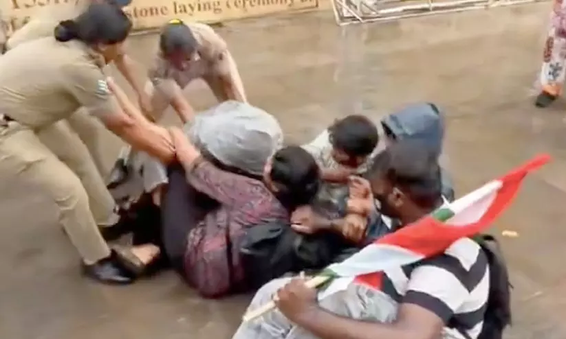 മുഖ്യമന്ത്രിയുടെയും ആഭ്യന്തരമന്ത്രിയുടെയും വാക്കിന് പുല്ലുവില; സമരക്കാരെ വലിച്ചിഴച്ച് ബംഗളൂരു പൊലീസ് മുഖ്യമന്ത്രിയുടെയും ആഭ്യന്തരമന്ത്രിയുടെയും വാക്കിന് പുല്ലുവില; സമരക്കാരെ വലിച്ചിഴച്ച് ബംഗളൂരു പൊലീസ്