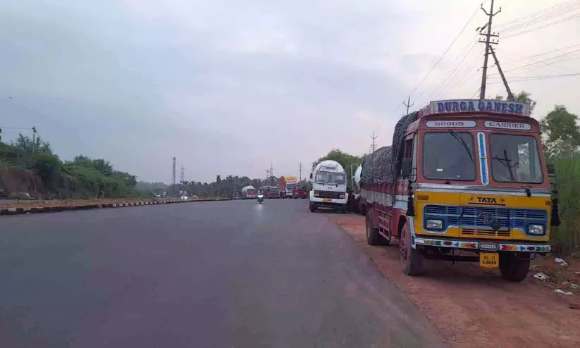 ദേശീയപാതയോരം നിര്ത്തിയിടുന്ന ലോറികൾ അപകട ഭീഷണിയാകുന്നു ദേശീയപാതയോരം നിര്ത്തിയിടുന്ന ലോറികൾ അപകട ഭീഷണിയാകുന്നു