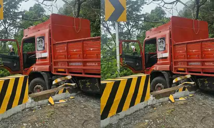 താമരശ്ശേരി ചുരത്തിൽ ലോറി നിയന്ത്രണംവിട്ട് റോഡിൽ തങ്ങിനിന്നു; ഒഴിവായത് വൻ ദുരന്തം താമരശ്ശേരി ചുരത്തിൽ ലോറി നിയന്ത്രണംവിട്ട് റോഡിൽ തങ്ങിനിന്നു; ഒഴിവായത് വൻ ദുരന്തം