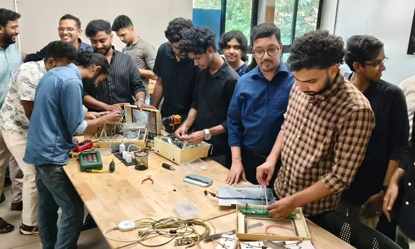 രോഗികൾക്ക് മാത്രമല്ല, ഉപകരണങ്ങൾക്കും ഇവിടെ ചികിത്സയുണ്ട്; വിദ്യാർഥികളുടെ കൂട്ടായ്മ ജീവൻ നൽകിയത് ലക്ഷങ്ങളുടെ ഉപകരണങ്ങൾക്ക് രോഗികൾക്ക് മാത്രമല്ല, ഉപകരണങ്ങൾക്കും ഇവിടെ ചികിത്സയുണ്ട്; വിദ്യാർഥികളുടെ കൂട്ടായ്മ ജീവൻ നൽകിയത് ലക്ഷങ്ങളുടെ ഉപകരണങ്ങൾക്ക്