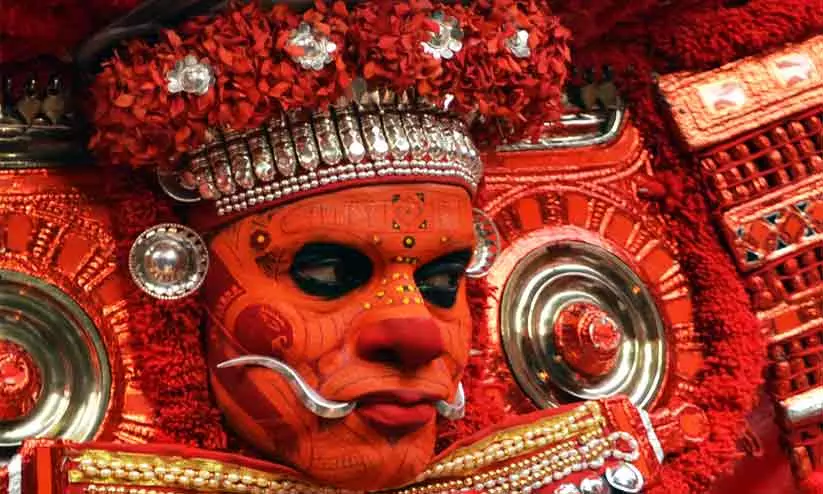 ചിലമ്പൊച്ചയും തീക്കൂനകളും വീണ്ടും സജീവം; ഉത്തരമലബാർ കാത്തിരുന്ന തെയ്യക്കാലത്തിന് തുടക്കം ചിലമ്പൊച്ചയും തീക്കൂനകളും വീണ്ടും സജീവം; ഉത്തരമലബാർ കാത്തിരുന്ന തെയ്യക്കാലത്തിന് തുടക്കം