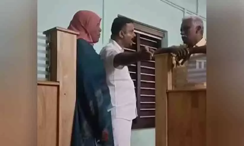 പുറത്തുനിന്ന് പൂട്ടിയിടും, ഹുങ്ക് കാണിക്കരുത്; എ.ഇയോട് കയർത്ത് ലീഗ് നേതാവ് പുറത്തുനിന്ന് പൂട്ടിയിടും, ഹുങ്ക് കാണിക്കരുത്; എ.ഇയോട് കയർത്ത് ലീഗ് നേതാവ്