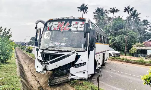 ഡ്രൈവര്‍ക്ക് ദേഹാസ്വാസ്‌ഥ്യം; കൊളത്തൂരില്‍ ടൂറിസ്റ്റ് ബസ് നിയന്ത്രണം വിട്ട് വൈദ്യുതി തൂണിലിടിച്ചു