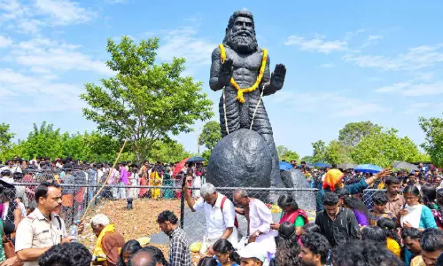 രാ​യി​ര​നെ​ല്ലൂ​രി​ൽ ഭ​ക്ത​രു​ടെ തു​ലാ​വ​ർ​ഷ​പ്പെ​യ്ത്ത്; ദ​ർ​ശ​ന പു​ണ്യം തേ​ടി പ​തി​നാ​യി​ര​ങ്ങ​ൾ