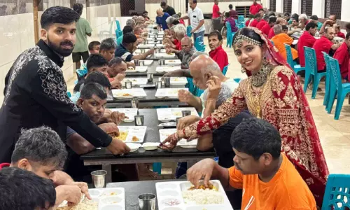 മംഗല്യമാധുര്യം പോളിഗാർഡനിലെ അന്തേവാസികൾക്കും വിളമ്പി നവ ദമ്പതികൾ