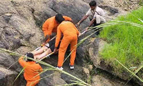 800 അടി താഴ്ചയിൽ വീണ ഡോക്ടർക്ക് അഗ്നിരക്ഷാസേനരക്ഷകരായി