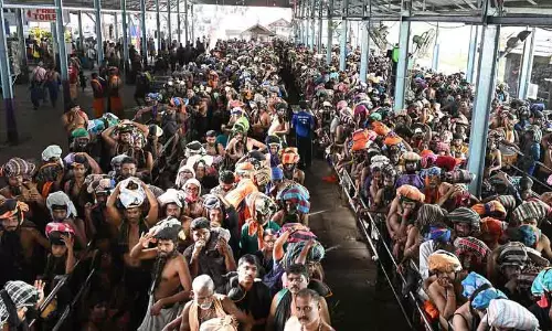ശബരിമലയിൽ തിരക്ക് തുടരുന്നു; അരവണക്ക് നീണ്ട കാത്തുനിൽപ്