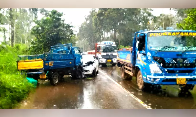 പിക്അപ് വാനും കാറും കൂട്ടിയിടിച്ച് എട്ടുപേർക്ക് പരിക്ക് പിക്അപ് വാനും കാറും കൂട്ടിയിടിച്ച് എട്ടുപേർക്ക് പരിക്ക്