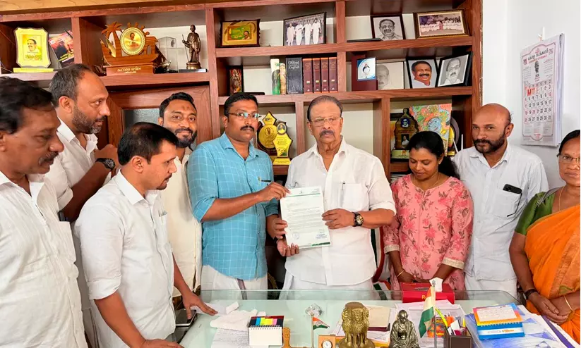 പെരിങ്ങാടി റെയിൽവേ മേൽപ്പാലം: കെ.സുധാകരൻ എം.പിക്ക് നിവേദനം നൽകി പെരിങ്ങാടി റെയിൽവേ മേൽപ്പാലം: കെ.സുധാകരൻ എം.പിക്ക് നിവേദനം നൽകി