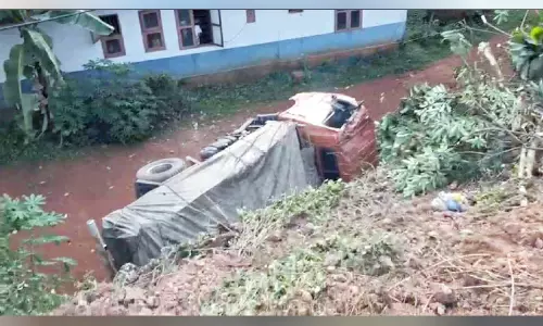 ദേശീയ പാതയിൽ നിന്ന്​ ലോറി വീട്ടുമുറ്റത്തേക്ക് മറിഞ്ഞു
