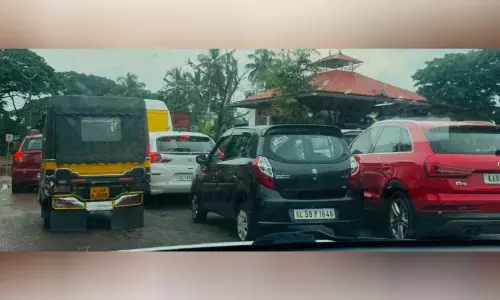 പാപ്പിനിശ്ശേരി-പുതിയതെരു ഗതാഗതക്കുരുക്കിന് പരിഹാരമില്ല പാപ്പിനിശ്ശേരി-പുതിയതെരു ഗതാഗതക്കുരുക്കിന് പരിഹാരമില്ല