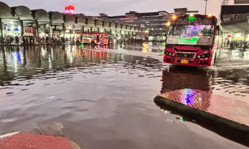 കനത്ത മഴ: വെള്ളക്കെട്ടിലും മാലിന്യത്തിലും മുങ്ങി നഗരം
