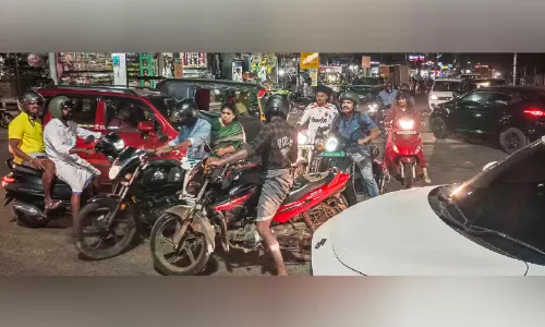 ഗതാഗതക്കുരുക്ക് ഒഴിയാതെ പത്തിരിപ്പാല; സിഗ്നൽ തെളിയിക്കാൻ ആര് വരും ? ഗതാഗതക്കുരുക്ക് ഒഴിയാതെ പത്തിരിപ്പാല; സിഗ്നൽ തെളിയിക്കാൻ ആര് വരും ?