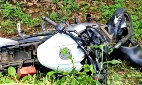 കാർ ബസിലേക്കും നിർത്തിയിട്ട ബൈക്കിലേക്കും ഇടിച്ചുകയറി എട്ട് പേർക്ക് പരിക്ക് കാർ ബസിലേക്കും നിർത്തിയിട്ട ബൈക്കിലേക്കും ഇടിച്ചുകയറി എട്ട് പേർക്ക് പരിക്ക്