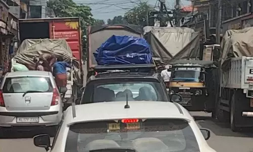 അനധികൃത പാർക്കിങ്; കോതമംഗലം-മൂവാറ്റുപുഴ റോഡിൽ ഗതാഗതക്കുരുക്ക് അനധികൃത പാർക്കിങ്; കോതമംഗലം-മൂവാറ്റുപുഴ റോഡിൽ ഗതാഗതക്കുരുക്ക്