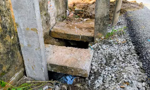 അശാസ്ത്രീയ ഓടനിർമാണം; പ്രതിഷേധിച്ച് വ്യാപാരികൾ അശാസ്ത്രീയ ഓടനിർമാണം; പ്രതിഷേധിച്ച് വ്യാപാരികൾ