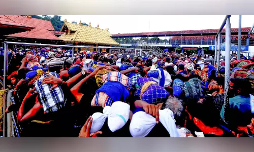ശബരിമലയിൽ തിരക്ക് തുടരുന്നു അരവണക്ക് നീണ്ട കാത്തുനിൽപ് ശബരിമലയിൽ തിരക്ക് തുടരുന്നു അരവണക്ക് നീണ്ട കാത്തുനിൽപ്