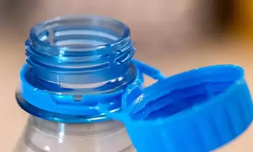 പ്ലാസ്റ്റിക് കുപ്പി അടപ്പുകളിൽ സെൽഫി പോയന്റ് നിർമിച്ച് വിദ്യാർഥികൾ