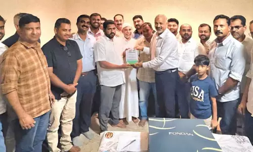 പ്ര​വാ​സം മ​തി​യാ​ക്കി നാ​ട്ടി​ലേ​ക്ക് മ​ട​ങ്ങു​ന്ന നൗ​ഷാ​ദ് തൂ​ത​ക്ക് കെ.​എം.​സി.​സി യാ​ത്ര​യ​യ​പ്പ് ന​ൽ​കി