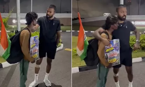 ഹാർദിക് പാണ്ഡ്യയെ കാണാൻ രണ്ടായിരം കിലോമീറ്ററോളം കാൽനട യാത്ര ചെയ്ത് ആരാധകൻ; ചേർത്തുപിടിച്ച് താരം