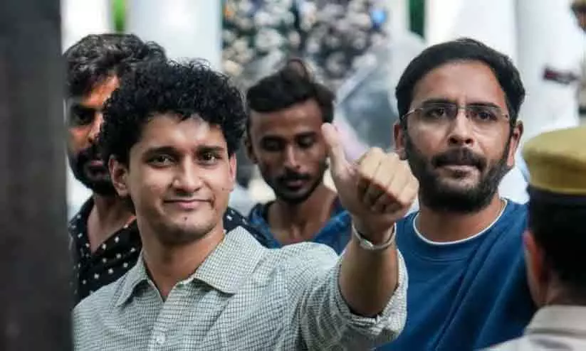 ഒക്ടോബർ 10-ന് നൽകിയ ബോണ്ട് 11-ന് തന്നെ ലംഘിച്ചു; സി.ജെ.പി നേതാക്കളെ വിമർശിച്ച് ഹൈക്കോടതി, ഇരുവരും ഹർജി പിൻവലിച്ചു ഒക്ടോബർ 10-ന് നൽകിയ ബോണ്ട് 11-ന് തന്നെ ലംഘിച്ചു; സി.ജെ.പി നേതാക്കളെ വിമർശിച്ച് ഹൈക്കോടതി, ഇരുവരും ഹർജി പിൻവലിച്ചു