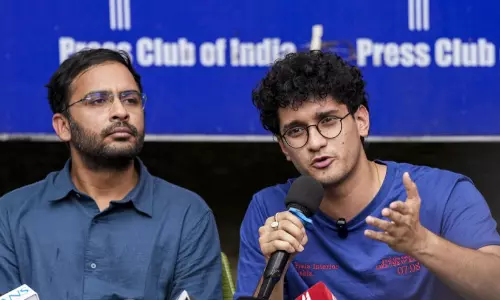 ഏഴു ദിവസത്തെ ജയിൽവാസത്തിന് ശേഷം കോക്രോച്ച് ജനതാ പാർട്ടി നേതാക്കൾക്ക് മോചനം ഏഴു ദിവസത്തെ ജയിൽവാസത്തിന് ശേഷം കോക്രോച്ച് ജനതാ പാർട്ടി നേതാക്കൾക്ക് മോചനം