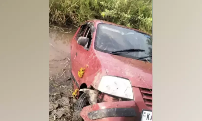 കുടകിൽ കാർ കുളത്തിലേക്ക് മറിഞ്ഞ് ദമ്പതികളും പിഞ്ചുകുഞ്ഞും മരിച്ചു കുടകിൽ കാർ കുളത്തിലേക്ക് മറിഞ്ഞ് ദമ്പതികളും പിഞ്ചുകുഞ്ഞും മരിച്ചു