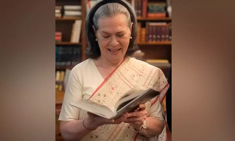 ഇൻസ്റ്റഗ്രാമിൽ പുതിയ ചുവടുവെപ്പുമായി സോണിയ ഗാന്ധി; ആദ്യ പോസ്റ്റിൽ ആത്മകഥയുടെ വിശേഷം... ഇൻസ്റ്റഗ്രാമിൽ പുതിയ ചുവടുവെപ്പുമായി സോണിയ ഗാന്ധി; ആദ്യ പോസ്റ്റിൽ ആത്മകഥയുടെ വിശേഷം...