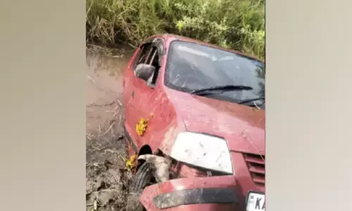കുടകിൽ കാർ കുളത്തിലേക്ക് മറിഞ്ഞ് ദമ്പതികളും പിഞ്ചുകുഞ്ഞും മരിച്ചു
