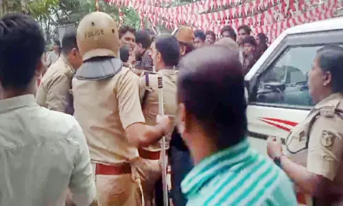 പൊലീസിനെ ആക്രമിച്ച് പ്രതിയെ മോചിപ്പിക്കൽ: യൂത്ത് ലീഗുകാരുടെ സ്റ്റേഷൻ ജാമ്യം വിവാദത്തിൽ, പൊലീസിൽ അമർഷം പൊലീസിനെ ആക്രമിച്ച് പ്രതിയെ മോചിപ്പിക്കൽ: യൂത്ത് ലീഗുകാരുടെ സ്റ്റേഷൻ ജാമ്യം വിവാദത്തിൽ, പൊലീസിൽ അമർഷം
