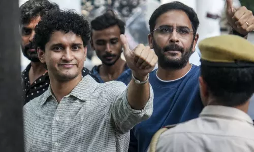 മോചിതരായതതിന് പിന്നാലെ അശുതോഷ് റങ്കക്കും  സൗരവ് ദാസിനും ഡൽഹി പൊലീസിന്റെ സമൻസ്