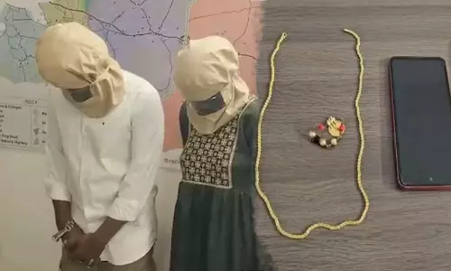 കയ്യിൽ പണമില്ല, കല്യാണം കഴിക്കണം; വയോധികയുടെ സ്വർണമാല കവർന്ന് കമിതാക്കൾ കയ്യിൽ പണമില്ല, കല്യാണം കഴിക്കണം; വയോധികയുടെ സ്വർണമാല കവർന്ന് കമിതാക്കൾ