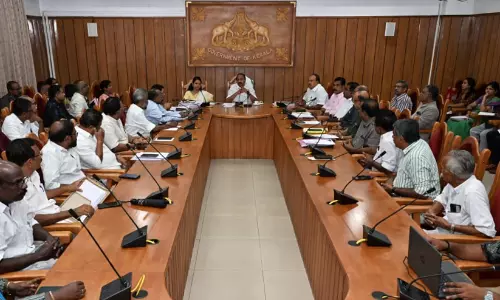 ലേബർ കോഡ്: തൊഴിലാളികളുടെ താൽപര്യങ്ങൾ സംരക്ഷിക്കുമെന്ന് മുഖ്യമന്ത്രി; ട്രേഡ് യൂനിയൻ പ്രതിനിധികൾ ഉൾപ്പെട്ട പ്രത്യേക സമിതി രൂപവത്കരിക്കും ലേബർ കോഡ്: തൊഴിലാളികളുടെ താൽപര്യങ്ങൾ സംരക്ഷിക്കുമെന്ന് മുഖ്യമന്ത്രി; ട്രേഡ് യൂനിയൻ പ്രതിനിധികൾ ഉൾപ്പെട്ട പ്രത്യേക സമിതി രൂപവത്കരിക്കും