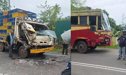 പിക്അപും ബസും കൂട്ടിയിടിച്ച് രണ്ടുപേർക്ക് പരിക്ക് പിക്അപും ബസും കൂട്ടിയിടിച്ച് രണ്ടുപേർക്ക് പരിക്ക്