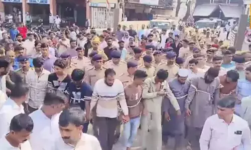 മുസ്ലിം യുവാക്കളെ കയറിൽ കെട്ടി തെരുവിലൂടെ നടത്തിച്ച് ഗുജറാത്ത് പൊലീസ്; വിവാദം മുസ്ലിം യുവാക്കളെ കയറിൽ കെട്ടി തെരുവിലൂടെ നടത്തിച്ച് ഗുജറാത്ത് പൊലീസ്; വിവാദം