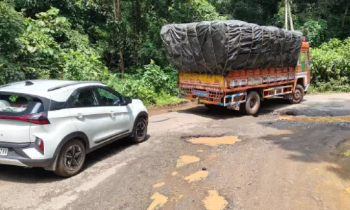 താല്‍ക്കാലിക അറ്റകുറ്റപ്പണി പോലുമില്ല; മാക്കൂട്ടം ചുരം റോഡിൽ ദുരിതയാത്ര
