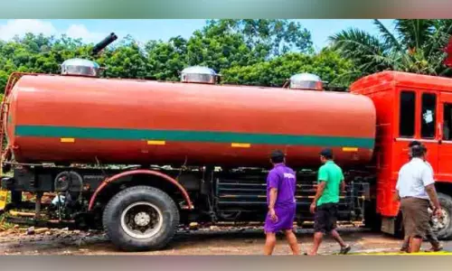 ടാങ്കർലോറിയിൽ കക്കൂസ് മാലിന്യവുമായി എത്തിയവരെ നാട്ടുകാർ പിടികൂടി