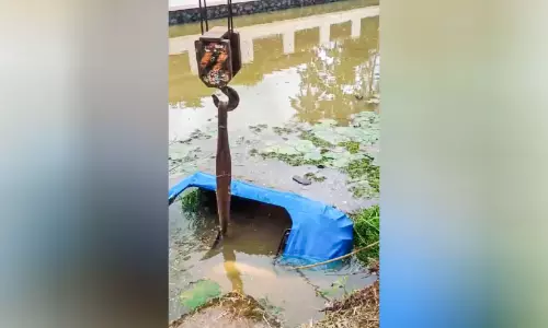 കണ്ടാണശ്ശേരിയിൽ ഇലക്ട്രിക് ഓട്ടോറിക്ഷ കുളത്തിലേക്ക് മറിഞ്ഞു