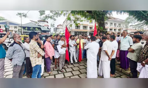 വഴിയോര കച്ചവടം; റവന്യൂ വകുപ്പ് നടപടിയിൽ പ്രതിഷേധം വഴിയോര കച്ചവടം; റവന്യൂ വകുപ്പ് നടപടിയിൽ പ്രതിഷേധം